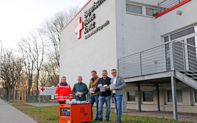 Notfallmedizinisches Material und Notstromaggregat vor der Geschäftsstelle des BRK-Kreisverband Bayreuth. Peter Maisel (damaliger Vorsitzender BRK-Kreisverband Bayreuth), Norbert Hoffmann,, Dieter Schreiber, Rudi Poser und Markus Ruckdeschel (BRK-Kreisgeschäftsführer Bayreuth).