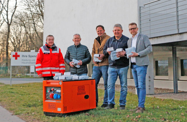 Notfallmedizinisches Material und Notstromaggregat vor der Geschäftsstelle des BRK-Kreisverband Bayreuth. Peter Maisel (damaliger Vorsitzender BRK-Kreisverband Bayreuth), Norbert Hoffmann,, Dieter Schreiber, Rudi Poser und Markus Ruckdeschel (BRK-Kreisgeschäftsführer Bayreuth).