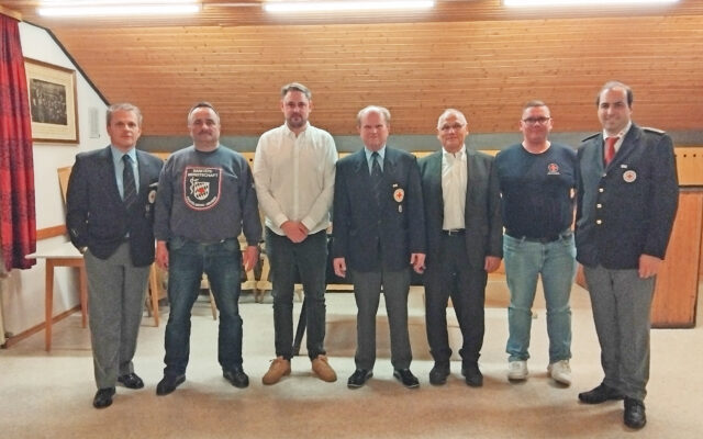 Im Bild (v.l.n.r.): Florian Gärtner (stv. Bereitschaftsleiter), Josef Markhof (Bereitschaftsleiter), Sebastian Voit (Bgm. Fichtelberg) Peter Zaus (Kassier BRk-bereitschaft Fichtelberg), Peter Herzing (Vorsitzender BRK-Kreisverband Bayreuth), Sebastian Braun (stv. Bereitschaftsleiter) und Mischa Nietfeld (stv. Kreisbereitschaftsleiter).