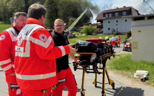 Sanitäter des Roten Kreuzes zur Absicherung der Löscharbeiten der Feuerwehren.