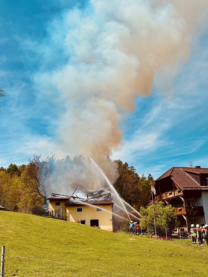 Aufnahme zeigt in Brand geradenes Gebäude.