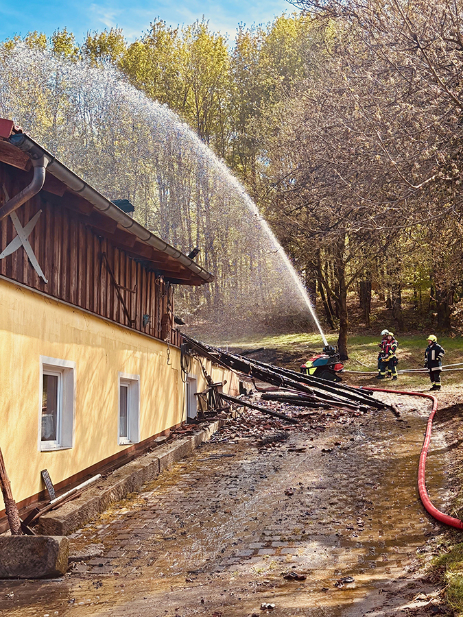 Einsatzkräfte der Feuerwehren am Einsatzort.