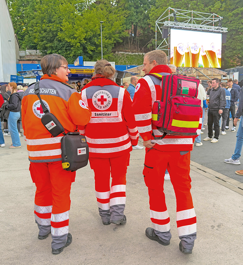 Fußstreife aus Sanitäterinnen und Sanitätern des BRK-Bereitschaft Bayreuth I auf dem Maisel`s Weißbierfest 2025.