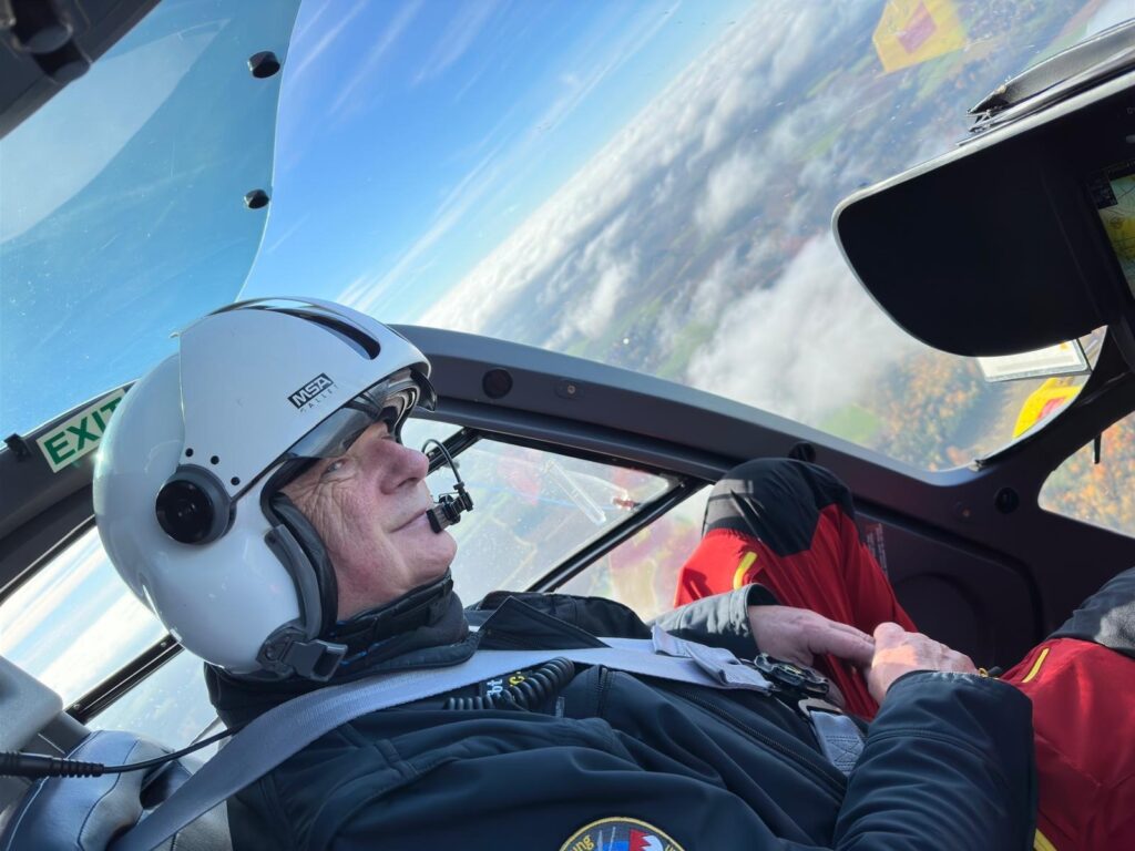 Wolfgang "Sam" Seibt im Cockpit des ADAC Rettungshubschraubers "Christoph 20"