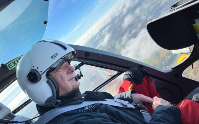 Wolfgang "Sam" Seibt im Cockpit des ADAC Rettungshubschraubers "Christoph 20"