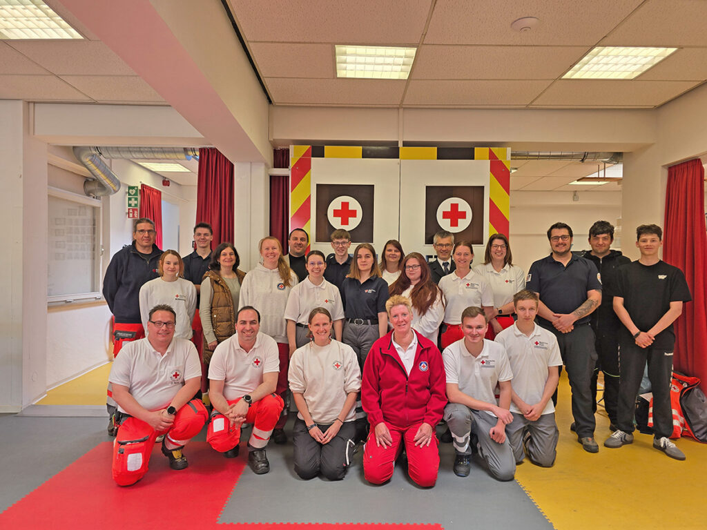 Teilnehmende der Sanitätsausbildung nach SANbox-Schema im Rettcampus Bayreuth (Gruppenfoto)