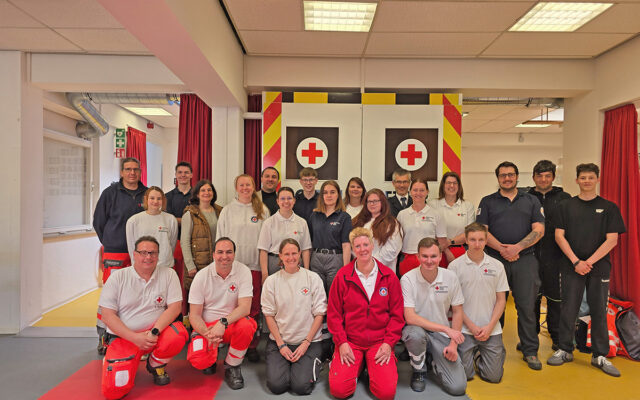 Teilnehmende der Sanitätsausbildung nach SANbox-Schema im Rettcampus Bayreuth (Gruppenfoto)