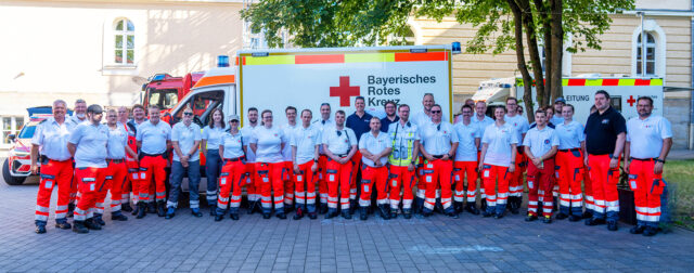Das Team der Ehrenamtlichen des BRKs zur Absicherung des Bayreuther Bürgerfestes. (Gruppenfoto mit RTW im Hintergrund).