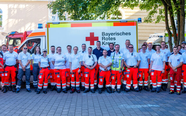 Das Team der Ehrenamtlichen des BRKs zur Absicherung des Bayreuther Bürgerfestes. (Gruppenfoto mit RTW im Hintergrund).