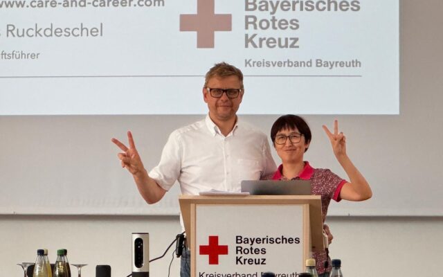 Markus Ruckdeschel (KGF BRK-Bayreuth) und Chen Chen (Beauftragte für internationales Recruiting des BRK-Kreisverbandes Bayreuth) beim Kick-Off zur Delegation zu den Kooperatiospartnern in China 2025.