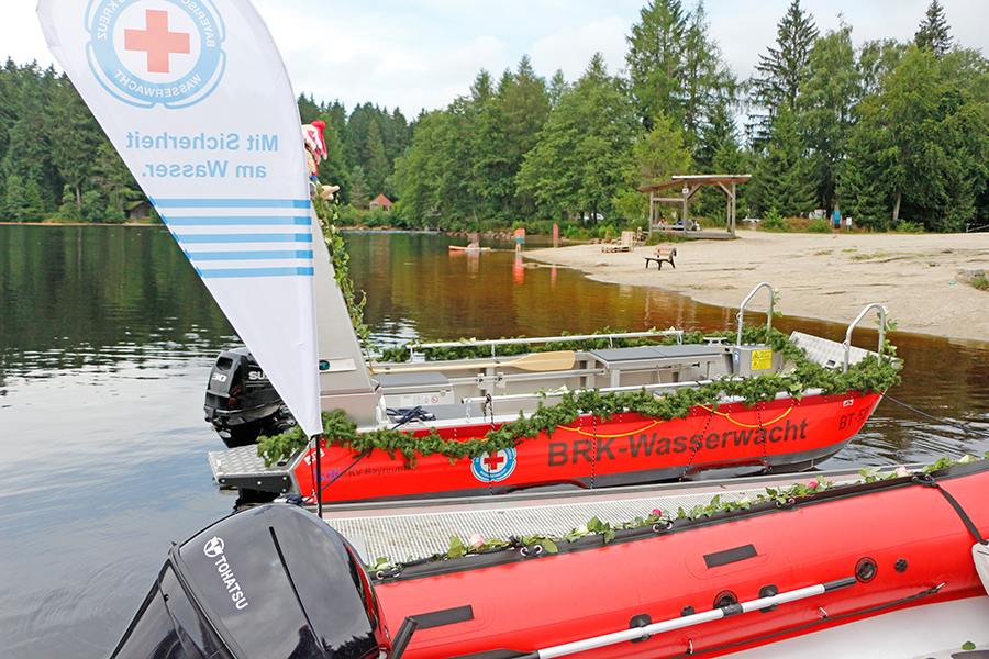 Neue Rettungsboote am Steg der Wasserrettungsstation Fichtelsee