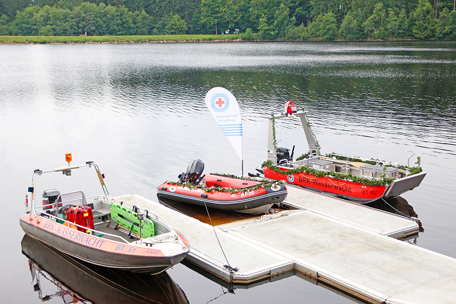 Neue Rettungsboote am Steg der Wasserrettungsstation Fichtelsee.