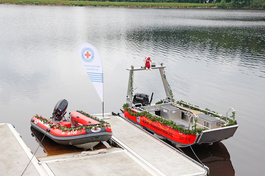 Neue Rettungsboote am Steg der Wasserrettungsstation Fichtelsee