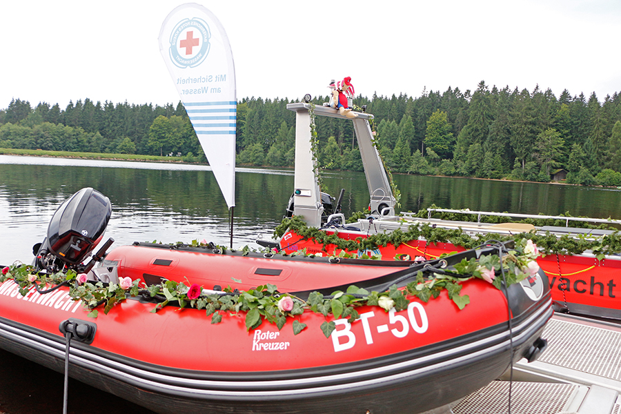 Neue Rettungsboote am Steg der Wasserrettungsstation Fichtelsee