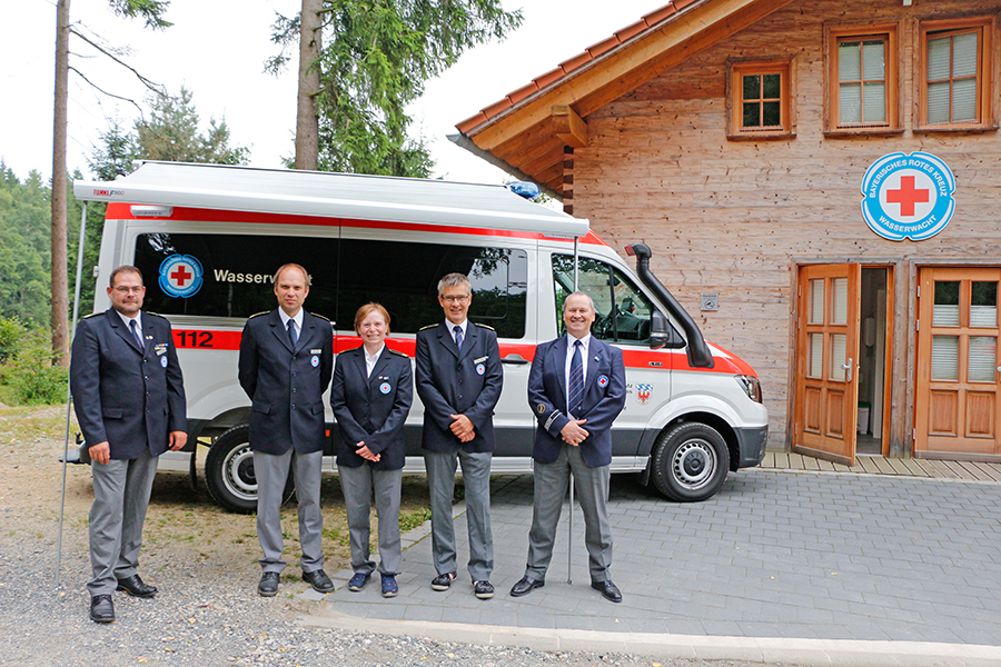 Für ihren Einsatz in den Hochwassergebieten in Südbayern im vergangenen Jahr wurden (v.l.n.r.) Florian Förster, Christian Schwenk, Tanja Peplau, Ulrich Brenner und Heiko Hendlich als Fluthelfer ausgezeichnet.