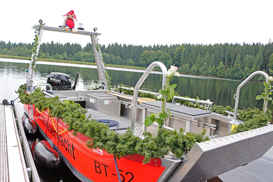 Neue Rettungsboote am Steg der Wasserrettungsstation Fichtelsee