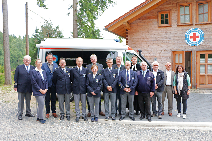 Für ihren Einsatz in den Hochwassergebieten in Südbayern im vergangenen Jahr wurden (v.l.n.r.) Florian Förster, Christian Schwenk, Tanja Peplau, Ulrich Brenner und Heiko Hendlich als Fluthelfer ausgezeichnet. Mit im Bild Honoratoren der Bootstaufe an der Wasserrettungsstation am Fichtelsee.
