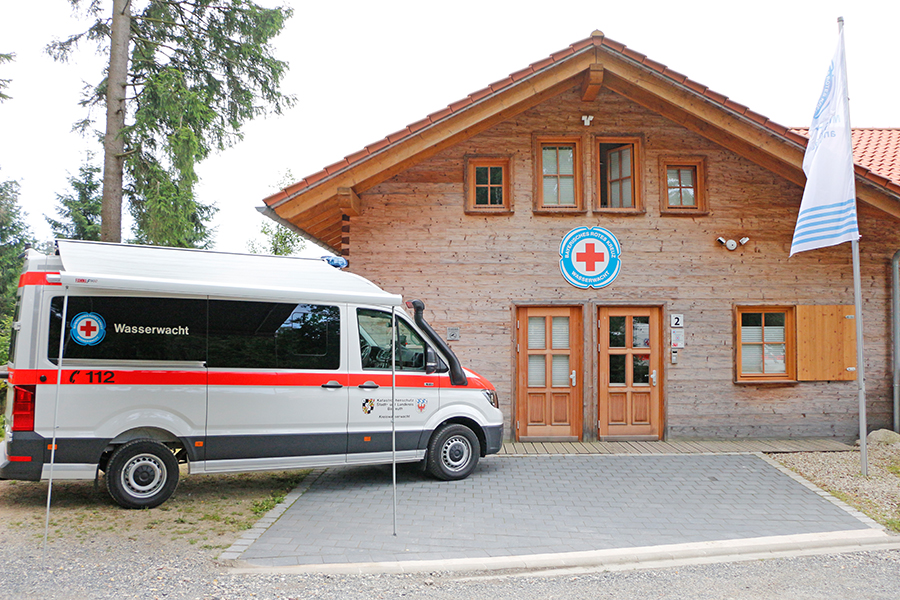 Neues Katastrophenschutz-Mehrzweckfahrzeug an der Wasserrettungsstation Fichtelsee.