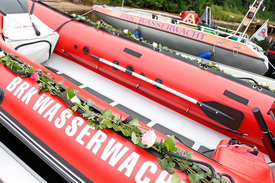 Neue Rettungsboote am Steg der Wasserrettungsstation Fichtelsee