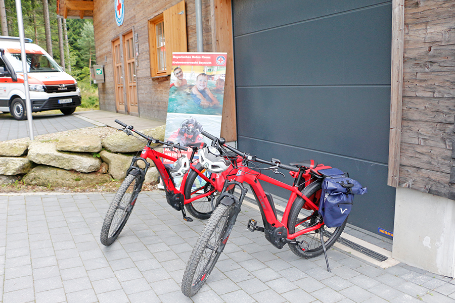 E-Bikes der Wasserwacht an der Wasserrettungsstation am Fichtelsee.