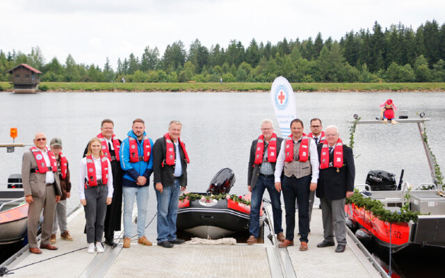 Mit einer feierlichen Weihe stellte die Kreiswasserwacht Bayreuth zwei neue Rettungsboote und ein Einsatzfahrzeug für den Katastrophenschutz am Fichtelsee in Dienst. Im Bild: Peter Herzing (Vorsitzender des BRK-Kreisverbandes Bayreuth), Theresa Öschner (Vorsitzende der Wasserwacht Ortsgruppe Pegnitz), „Blaulichtpfarrer“ Günter Daum, Sebastian Voit (Bgm. Fichtelberg), Klaus Bauer (Stv. Landrat Landkreis Bayreuth), Thomas Ebersberger (Oberbürgermeister Stadt Bayreuth), Martin Schöffel (Staatssekretär Bay. StMFH) und Hans Joachim Seibel (Vorsitzender der Kreiswasserwacht Bayreuth).