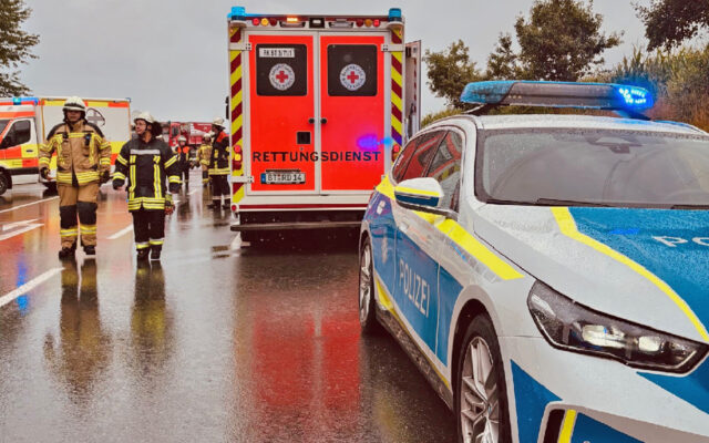 Einsatzkräfte von Feuerwehr, Polizei und Rettungsdienst am Einsatzort auf der B22. (Quelle: Kreisbrandinspektion Bayreuth)