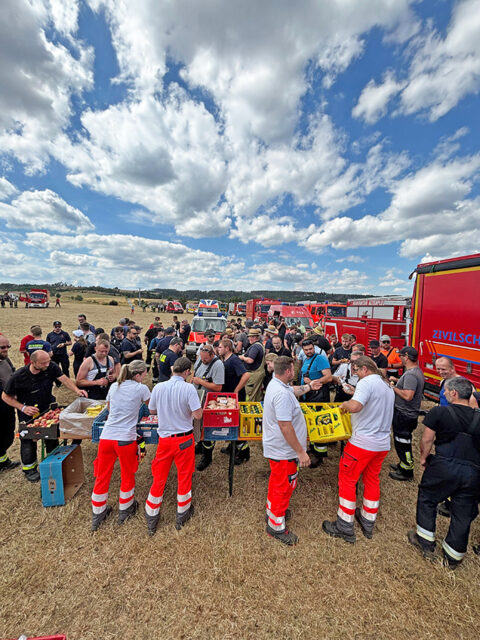 BRKler aus Hollfeld im Einsatz im Rahmen eines Hilfeleistungskontingentes der Feuerwehren in den Waldbrandgebieten in Thüringen, beim verteilen von Proviant an Einsatzkräfte der Feuerwehren.