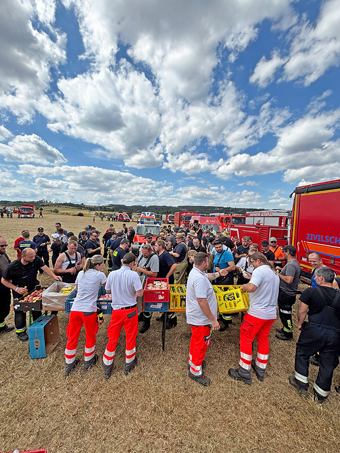 BRKler aus Hollfeld im Einsatz im Rahmen eines Hilfeleistungskontingentes der Feuerwehren in den Waldbrandgebieten in Thüringen, beim verteilen von Proviant an Einsatzkräfte der Feuerwehren.