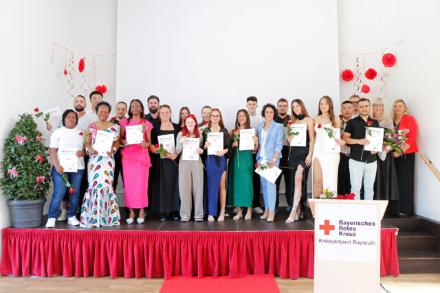 Erfolgreiche Absolventinnen und Absolventen der Ausbildung zur/zum Pflegefachhelfer/-in an der BRK Schulen Pflege.