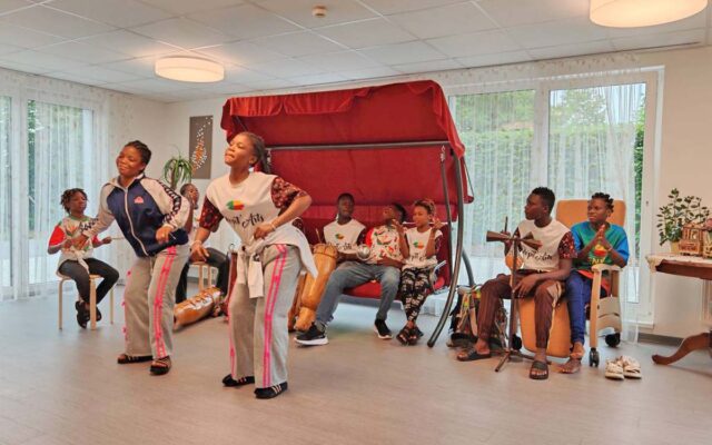 Musikerinnen und Musiker des Chors Pepit’Arts de Benin im BRK-Ruhesitz