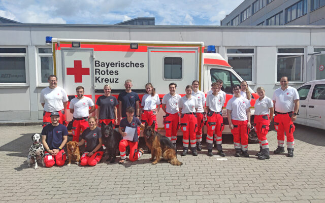 Ehrenamtliche der BRK-Bereitschaften aus Stadt und Landkreis Bayreuth beim erfolgreichen Abschluss ihrer Fortbildung nach Sanbox-Konzept, vor dem Rettcampus Bayreuth.