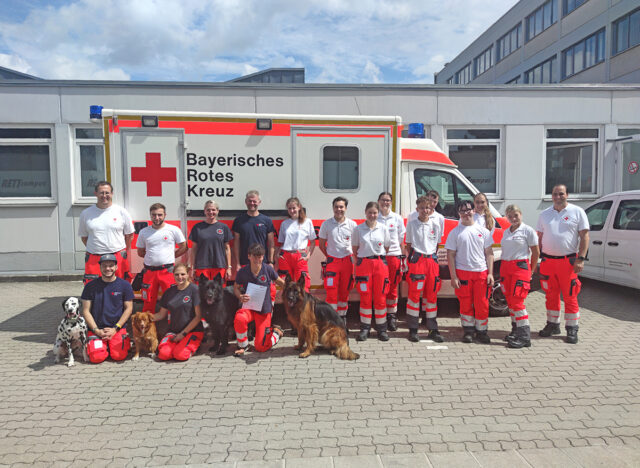 Ehrenamtliche der BRK-Bereitschaften aus Stadt und Landkreis Bayreuth beim erfolgreichen Abschluss ihrer Fortbildung nach Sanbox-Konzept, vor dem Rettcampus Bayreuth.