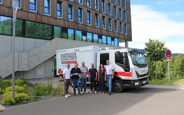 Das Team des BLSV Sportcamps Nordbayern in Bischofsgrün und die Seilbahnen Ochsenkopf unterstützten die Blutspende in Bischofsgrün und tragen somit mit zur dringend benötigten Versorgung von Kranken und Verletzten mit bei. Im Bild (v.l.n.r.): Markus Ruckdeschel (Kreisgeschäftsführer BRK-Kreisverband Bayreuth), Klaus Bauer (stellv. Landrat), Markus Döhla (Geschäftsführer Zweckverband zur Förderung des Tourismus und des Wintersports im Fichtelgebirge), Martin Lenßner (BLSV Sportcamp Nordbayern), Andrea Ebert (Leiterin Terminorganisation Blutspendedienst des BRK) und Matthias Freund (Gebietsreferent beim Blutspendedienst des BRK. Im Hintergrund ein Fahrzeug des Blutspendedienstes und das BLSV Sportcamp Bischofsgrün.
