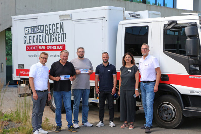 Das Team des BLSV Sportcamps Nordbayern in Bischofsgrün und die Seilbahnen Ochsenkopf unterstützten die Blutspende in Bischofsgrün und tragen somit mit zur dringend benötigten Versorgung von Kranken und Verletzten mit bei. Im Bild (v.l.n.r.): Markus Ruckdeschel (Kreisgeschäftsführer BRK-Kreisverband Bayreuth), Klaus Bauer (stellv. Landrat), Markus Döhla (Geschäftsführer Zweckverband zur Förderung des Tourismus und des Wintersports im Fichtelgebirge), Martin Lenßner (BLSV Sportcamp Nordbayern), Andrea Ebert (Leiterin Terminorganisation Blutspendedienst des BRK) und Matthias Freund (Gebietsreferent beim Blutspendedienst des BRK. Im Hintergrund ein Fahrzeug des Blutspendedienstes und das BLSV Sportcamp Bischofsgrün.