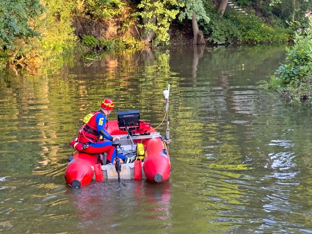 Sonarboot der DLRG auf dem Main