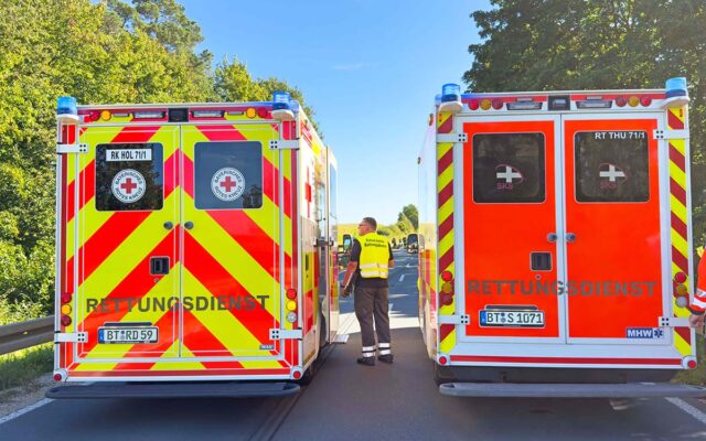 Rettungwagen der beteiligten Rettungsdienste am Einsatzort auf der Staatstraße bei Hollfeld
