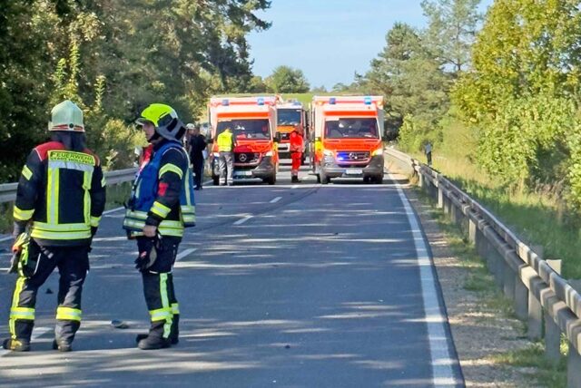 Rettungwagen der beteiligten Rettungsdienste am Einsatzort auf der Staatstraße bei Hollfeld