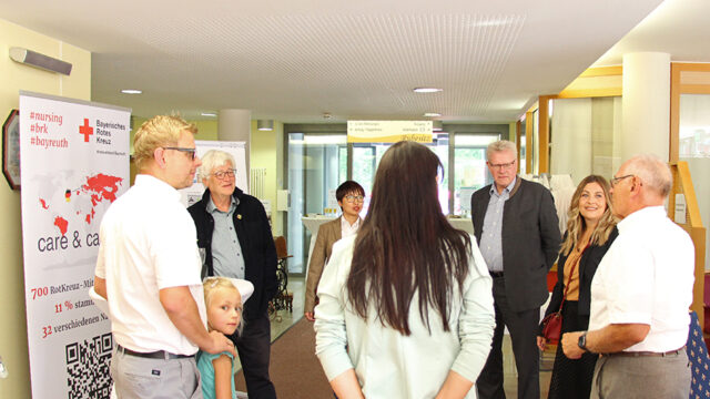 Pamela Ruckdäschel (Einrichtungsleitung des BRK-Ruhesitzes) und Peter Herzing (Vorsitzender des BRK-Kreisverbandes Bayreuth) führten durch das Flaggschiff der BRK-Senioreneinrichtungen in Bayreuth.