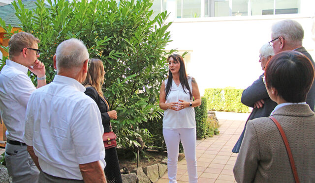 Pamela Ruckdäschel (Einrichtungsleitung des BRK-Ruhesitzes) und Peter Herzing (Vorsitzender des BRK-Kreisverbandes Bayreuth) führten durch das Flaggschiff der BRK-Senioreneinrichtungen in Bayreuth.