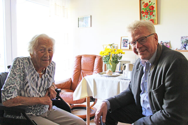 Thomas Ebersberger, Oberbürgermeister Stadt Bayreuth, im Gespräch mit einer Bewohnerin.
