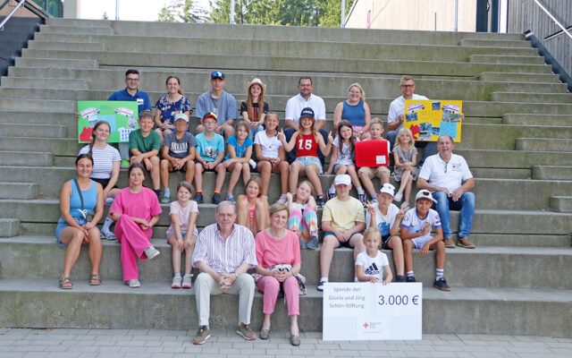 Teilnehmende der BRK-SCHÖNzeit im Blsv-Sportcamp Nordbayern und Gisela und Jörg Schön.