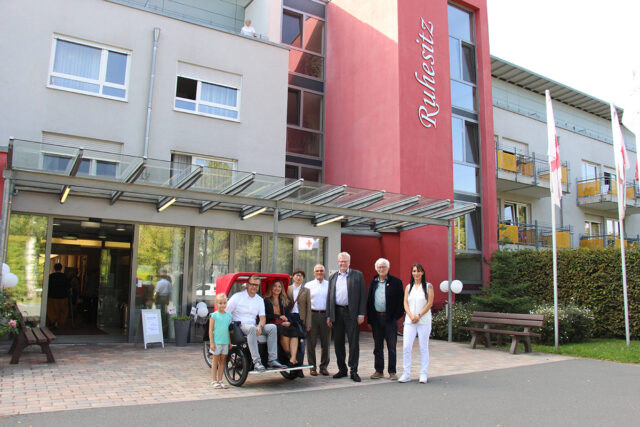 Zum Tag der offenen Tür besuchten Bayreuths Oberbürgermeister, Thomas Ebersberger, der AOK-Direktorin Bayreuth-Kulmbach, Melanie Heinlein-Lodes und dem Vorsitzenden des Bayreuther Seniorenbeirats, Klaus Harmann. den BRK Ruhesitz. Im Bild (v.l.n.r.): Markus Ruckdeschel (BRK-Kreisgeschäftsführer Bayreuth mit Begleitung), Melanie Heinlein-Lodes (AOK-Direktorin Bayreuth-Kulmbach), Chen Chen (Stabstelle internationales Recruiting BRK-Kreisverband Bayreuth), Peter Herzing (Vorsitzender des BRK-Kreisverbandes Bayreuth), Thomas Ebersberger (Oberbürgermeister Stadt Bayreuth), Klaus Harmann (Vorsitzenden des Bayreuther Seniorenbeirats) und Pamela Ruckdäschel (Einrichtungsleitung des BRK-Ruhesitzes).