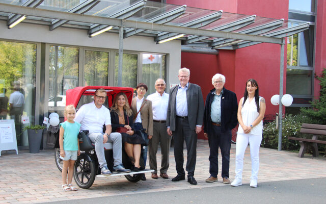 Zum Tag der offenen Tür besuchten Bayreuths Oberbürgermeister, Thomas Ebersberger, der AOK-Direktorin Bayreuth-Kulmbach, Melanie Heinlein-Lodes und dem Vorsitzenden des Bayreuther Seniorenbeirats, Klaus Harmann. den BRK Ruhesitz. Im Bild (v.l.n.r.): Markus Ruckdeschel (BRK-Kreisgeschäftsführer Bayreuth mit Begleitung), Melanie Heinlein-Lodes (AOK-Direktorin Bayreuth-Kulmbach), Chen Chen (Stabstelle internationales Recruiting BRK-Kreisverband Bayreuth), Peter Herzing (Vorsitzender des BRK-Kreisverbandes Bayreuth), Thomas Ebersberger (Oberbürgermeister Stadt Bayreuth), Klaus Harmann (Vorsitzenden des Bayreuther Seniorenbeirats) und Pamela Ruckdäschel (Einrichtungsleitung des BRK-Ruhesitzes).