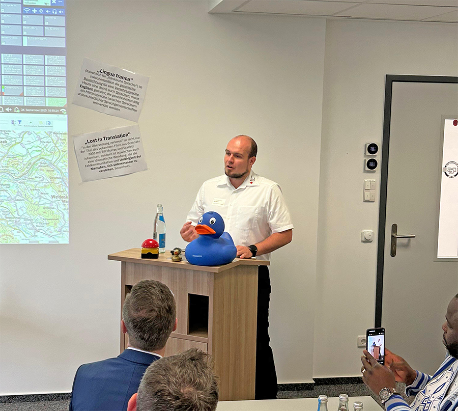Dr. Christopher Häfner bei der Präsentation der KI-unterstützten Notrufabnahme in der Integrierten Leitstelle Bayreuth/Kulmbach.