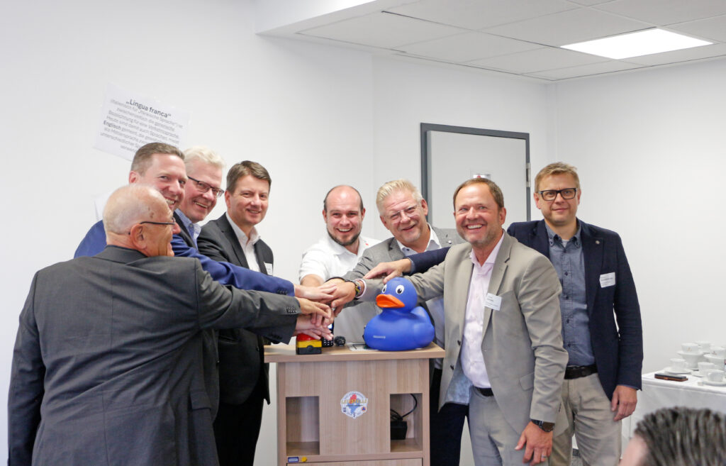 Den europäischen Tag der Sprachen (26. September 2025) nahm die Integrierte Leitstelle (ILS) Bayreuth/Kulmbach zum Anlass, die Innovation des KI-gestützten Notrufes (Asgard – der Firma Frequentis) den Partnern des Blaulicht- und Gesundheitswesens sowie der Öffentlichkeit vorzustellen. Im Bild (v.l.n.r.):Peter Herzing (Vorsitzender des BRK-Kreisverbandes Bayreuth), Florian Wiedermann (Landrat Bayreuth), Thomas Ebersberger (Vorsitzender ZRF und Oberbürgermeister Stadt Bayreuth), StSekr. Bay StMI Sandro Kirchner, Christopher Häfner (Leiter ILS Bayreuth/Kulmbach), Frank Wilzok (Verbandsrat ZRF uns 2. BGM Kulmbach), Günter Schober (Bevollmächtigter des Vorstandes AOK-Bayern) und Markus Ruckdeschel (Kreisgeschäftsführer BRK-Kreisverband Bayreuth).