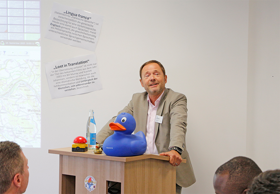 Günter Schober, Bevollmächtigter des Vorstandes der AOK Bayern, unterstrich in seinem Grußwort die Bedeutung der KI-gestützten Notrufabfrage als Leuchtturmprojekt für die AOK. Sie leiste einen wichtigen Beitrag zur Sicherheit der Menschen und könne als Blaupause für weitere Leitstellen in Bayern dienen.