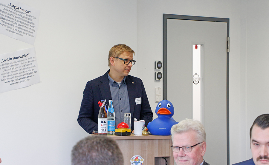 Markus Ruckhdeschel (BRK-Kreigeschäftsführer Bayreuth) begrüßte die geladenen Gäste zur Präsentation der KI-unterstützten Notrufannahme in einem bilingualen Vortrag.