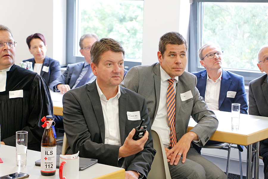 StSekr. Bay StMI Sandro Kirchner erfährt aus erster Hand die neuen Möglichkeiten im Digitalfunk in der ILS Bayreuth/Kulmbach.