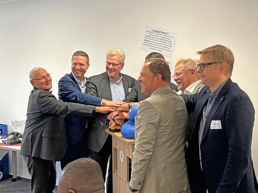 Den europäischen Tag der Sprachen (26. September 2025) nahm die Integrierte Leitstelle (ILS) Bayreuth/Kulmbach zum Anlass, die Innovation des KI-gestützten Notrufes (Asgard – der Firma Frequentis) den Partnern des Blaulicht- und Gesundheitswesens sowie der Öffentlichkeit vorzustellen. Im Bild (v.l.n.r.):Peter Herzing (Vorsitzender des BRK-Kreisverbandes Bayreuth), Florian Wiedemann (Landrat Bayreuth), Thomas Ebersberger (Vorsitzender ZRF und Oberbürgermeister Stadt Bayreuth), StSekr. Bay StMI Sandro Kirchner, Christopher Häfner (Leiter ILS Bayreuth/Kulmbach), Frank Wilzok (Verbandsrat ZRF uns 2. BGM Kulmbach), Günter Schober (Bevollmächtigter des Vorstandes AOK-Bayern) und Markus Ruckdeschel (Kreisgeschäftsführer BRK-Kreisverband Bayreuth).