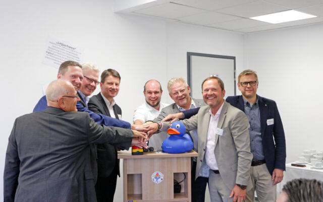 Den europäischen Tag der Sprachen (26. September 2025) nahm die Integrierte Leitstelle (ILS) Bayreuth/Kulmbach zum Anlass, die Innovation des KI-gestützten Notrufes (Asgard – der Firma Frequentis) den Partnern des Blaulicht- und Gesundheitswesens sowie der Öffentlichkeit vorzustellen. Im Bild (v.l.n.r.):Peter Herzing (Vorsitzender des BRK-Kreisverbandes Bayreuth), Florian Wiedermann (Landrat Bayreuth), Thomas Ebersberger (Vorsitzender ZRF und Oberbürgermeister Stadt Bayreuth), StSekr. Bay StMI Sandro Kirchner, Christopher Häfner (Leiter ILS Bayreuth/Kulmbach), Frank Wilzok (Verbandsrat ZRF uns 2. BGM Kulmbach), Günter Schober (Bevollmächtigter des Vorstandes AOK-Bayern) und Markus Ruckdeschel (Kreisgeschäftsführer BRK-Kreisverband Bayreuth).